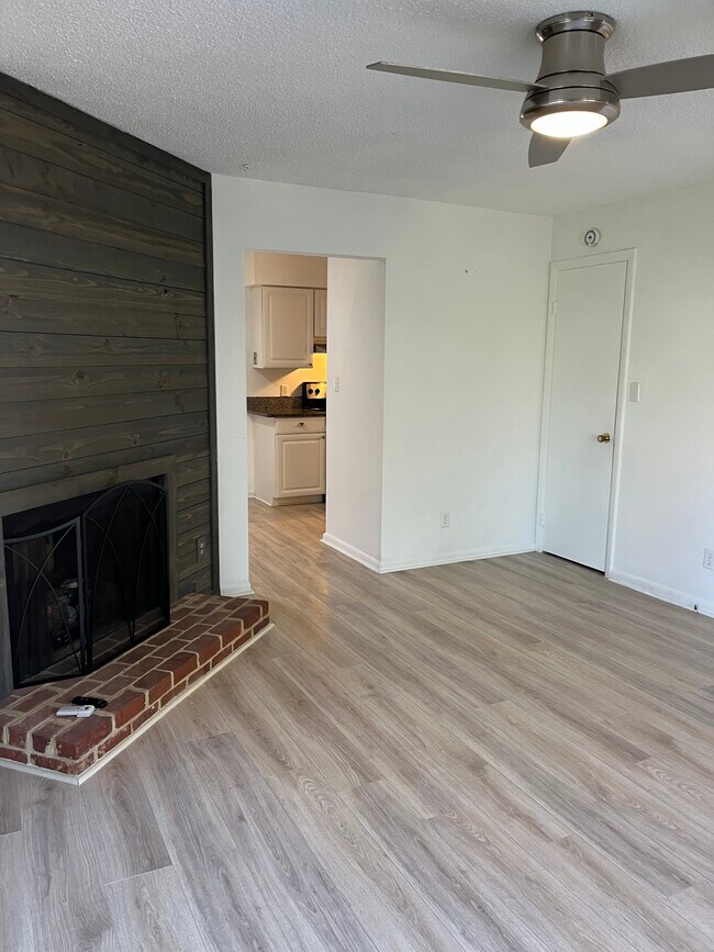 Building Photo - 612 Lake Point Cir