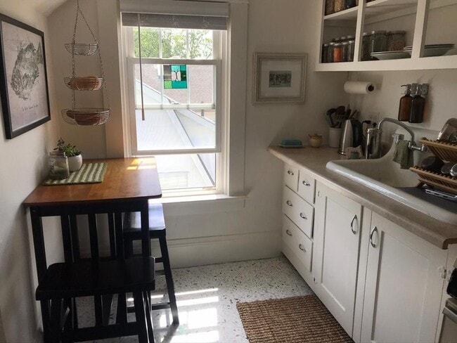 Building Photo - 61 Savoy St