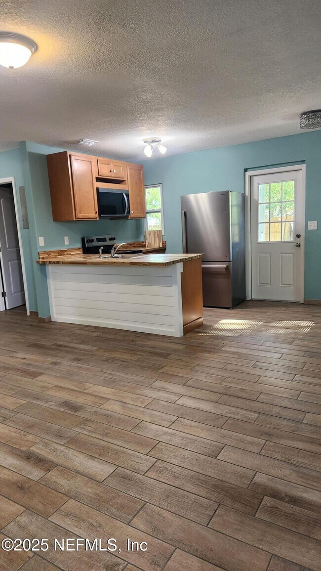 Foto del edificio - 4111 Ruby Dr W