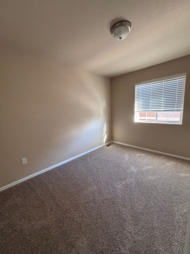 Foto del edificio - Very clean northeast townhome