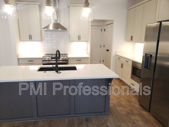 Building Photo - 911 E State St