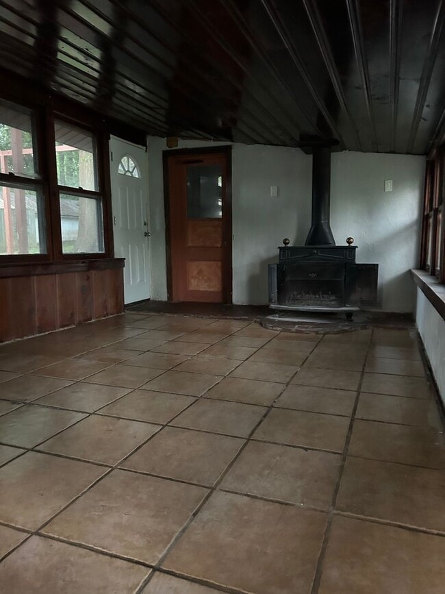 Building Photo - BELOW MARKET RENT!