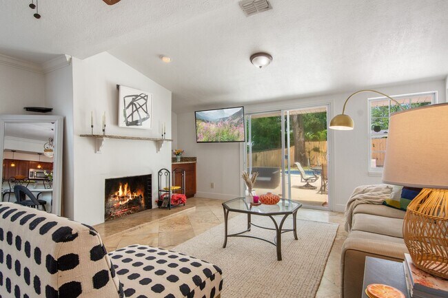 Building Photo - 3 bedroom 2.5 bath pool home in Winter Par...