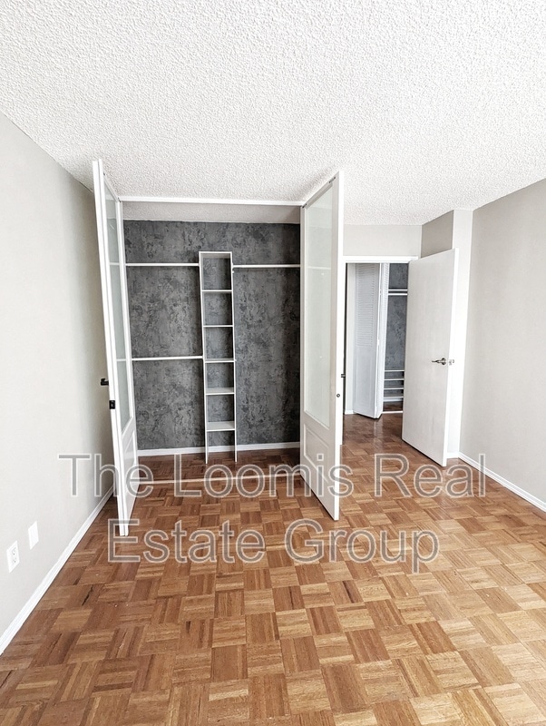 Photo du bâtiment - 12141 Jasper Ave