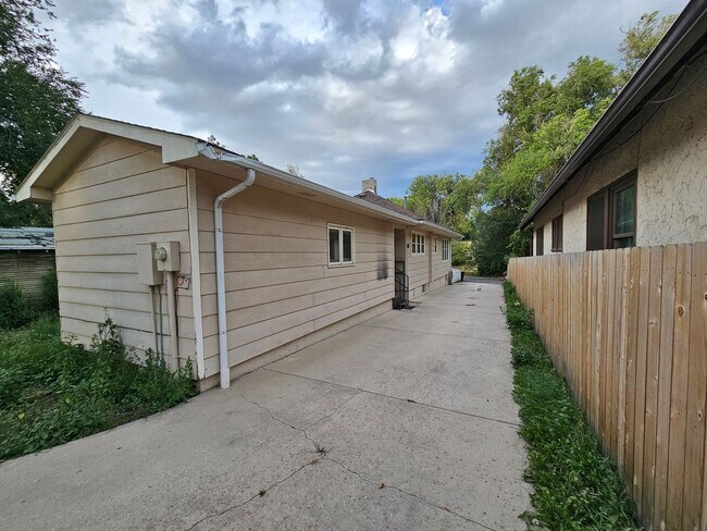 Building Photo - 2 bed 1 bath located in Ivy Wild!