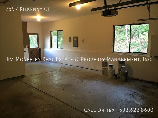 Building Photo - Spectacular 6 Bedroom Home in West Linn wi...