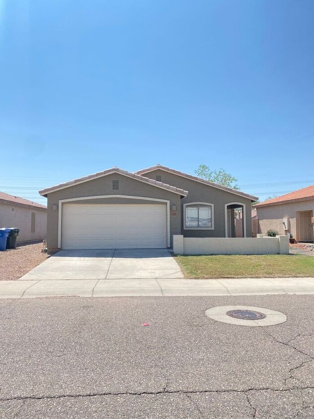 Foto principal - COMING SOON! Spacious 3 Bed 2 Bath home in...