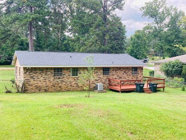 Building Photo - Spacious 3 Bedroom, 2.5 Bath Home on Nearl...
