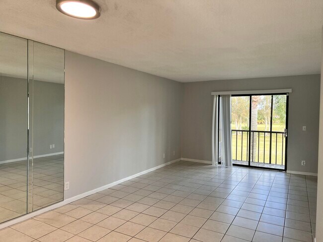 Foto del edificio - 7149 Golf Colony Ct