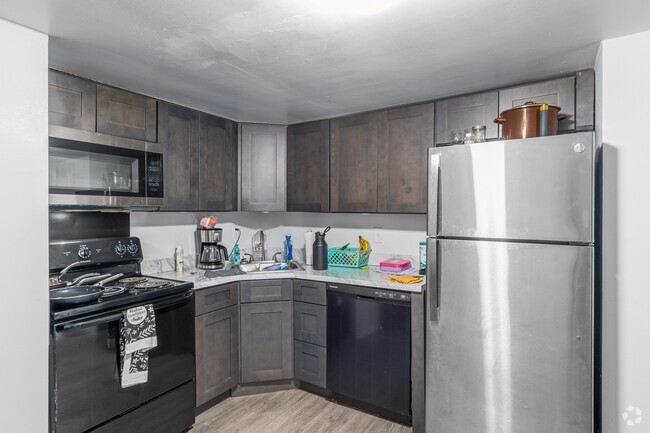 2BR, 1BA - 970SF - Kitchen - Glenmore Place Apartments