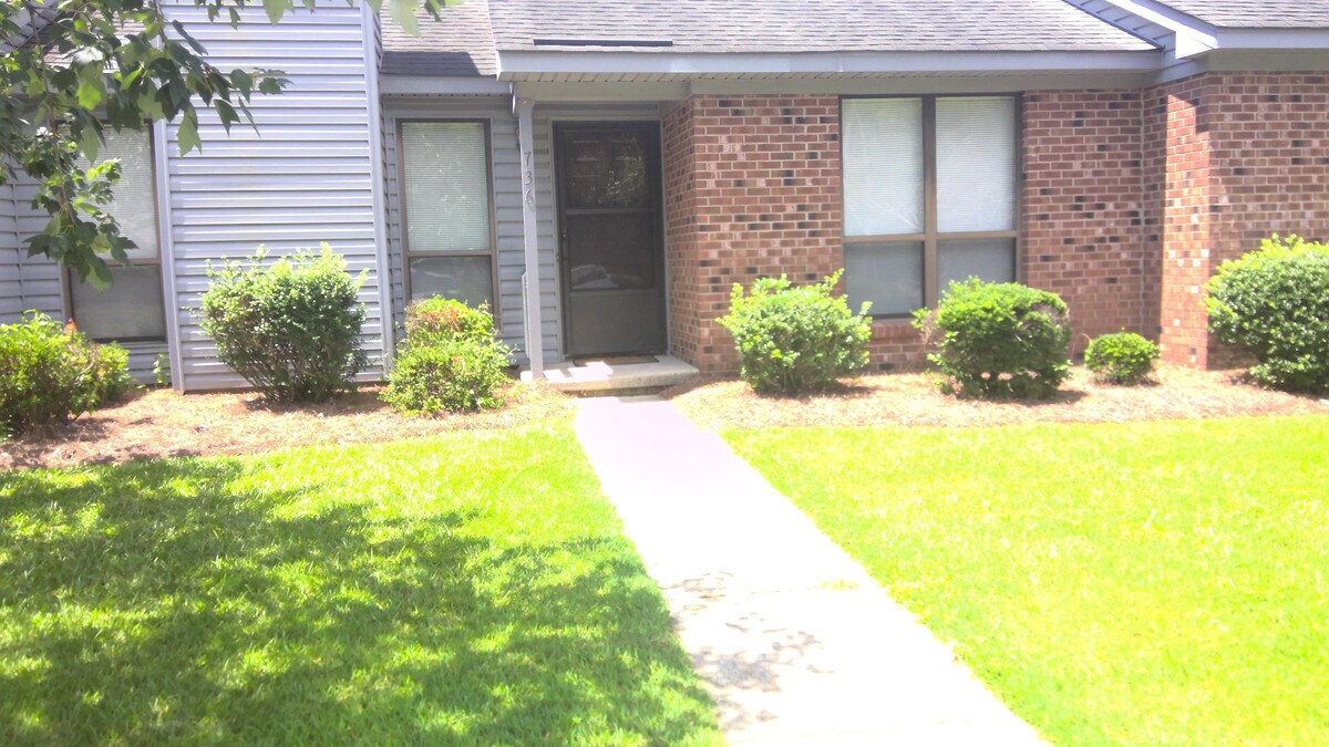 Primary Photo - 736 Colony Pl