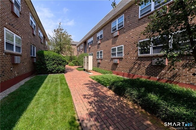 Building Photo - 637 Cove Rd