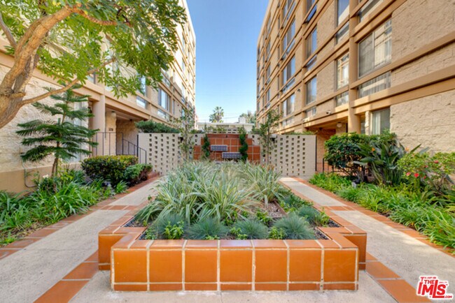 Foto del edificio - 320 N Maple Dr