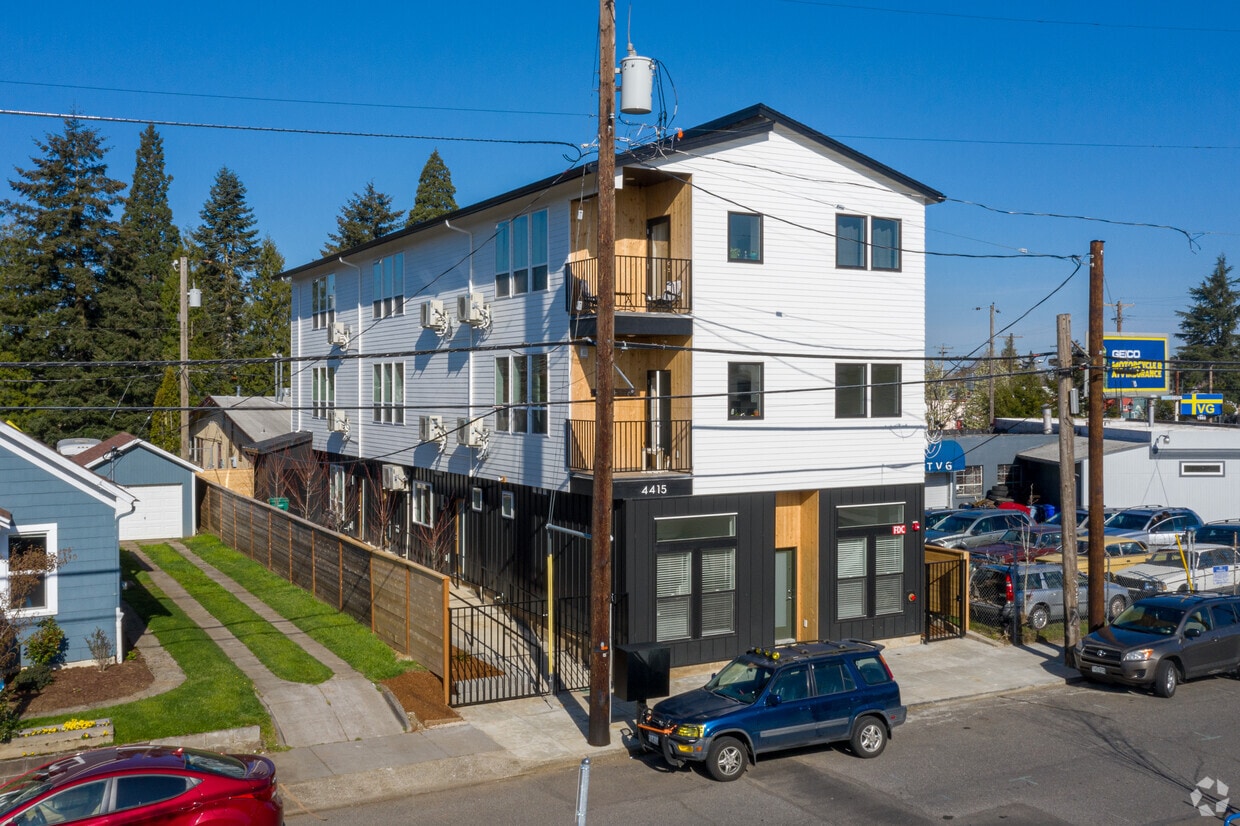 Primary Photo - 61st Avenue Apartments