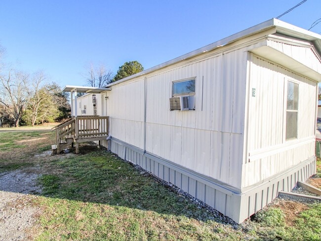 Building Photo - Close to downtown Pulaski!