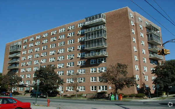 Building Photo - Broadway Towers