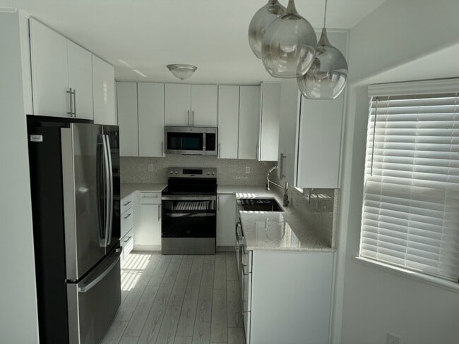 Building Photo - 3 bedroom - Descendant