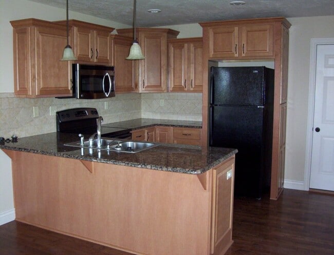 Building Photo - Beautiful 3 bedroom house in a quiet HOA neighborhood with lots of perks!