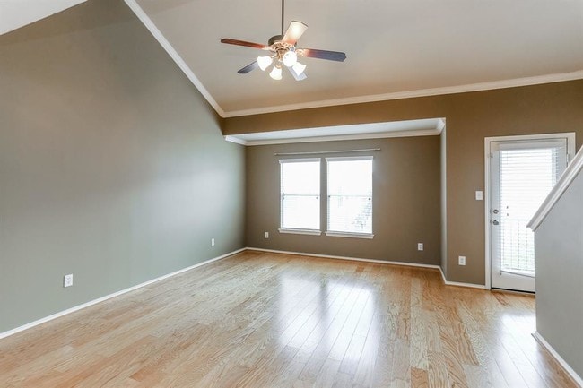 Building Photo - 923 E Heights Hollow Ln