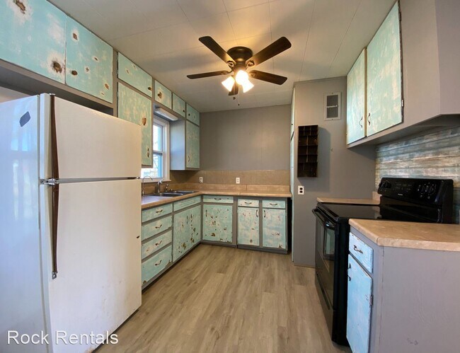 Building Photo - 3 br, 1 bath House - 1016 E 12th
