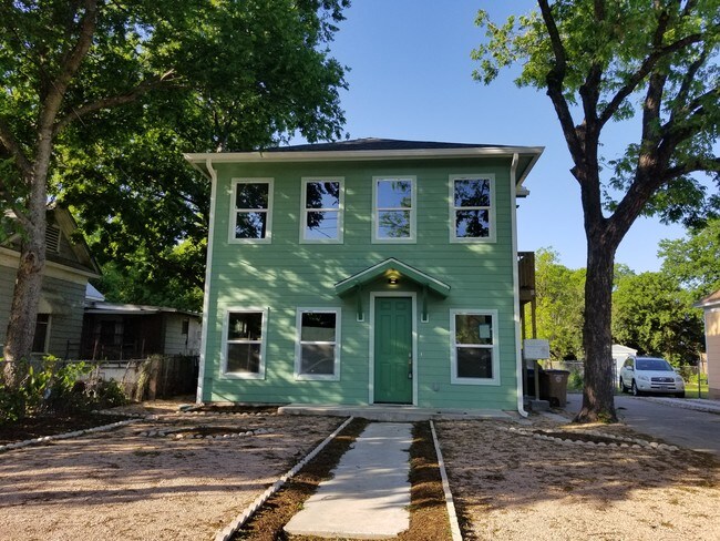 Jardín delantero - 1008 E 49th St