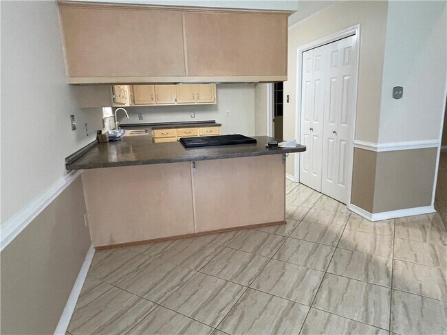 Building Photo - 7401 Lakeview Dr