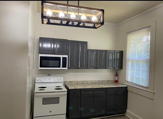 Foto del edificio - 18 Hemlock Dr