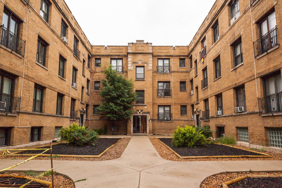 Primary Photo - 730 W Roscoe St