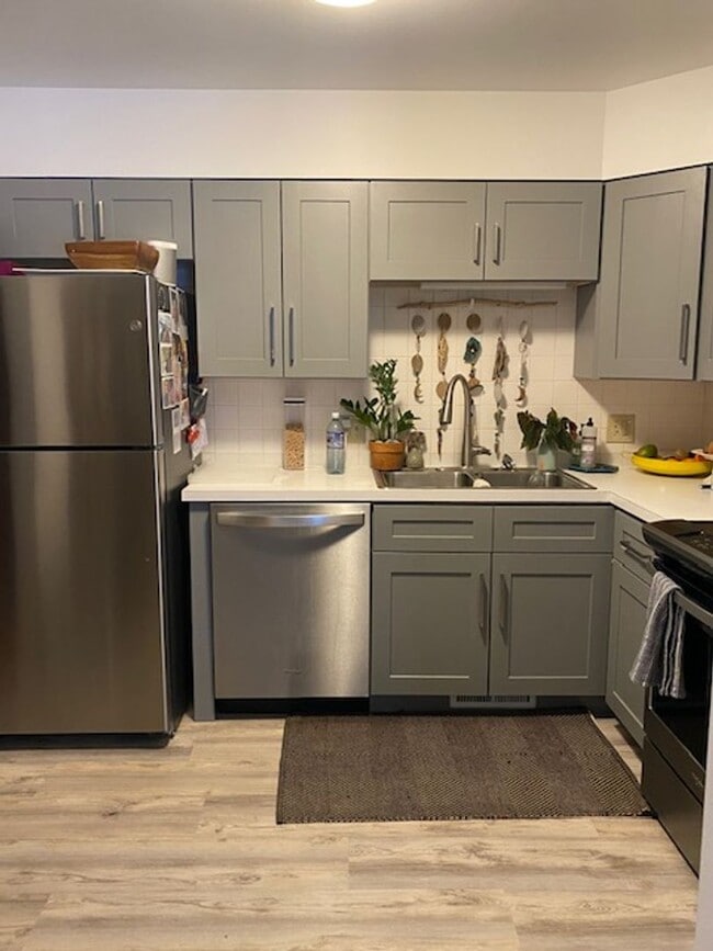 Foto del edificio - Newly updated Three Bedroom Available In Triplex in Meadowglen