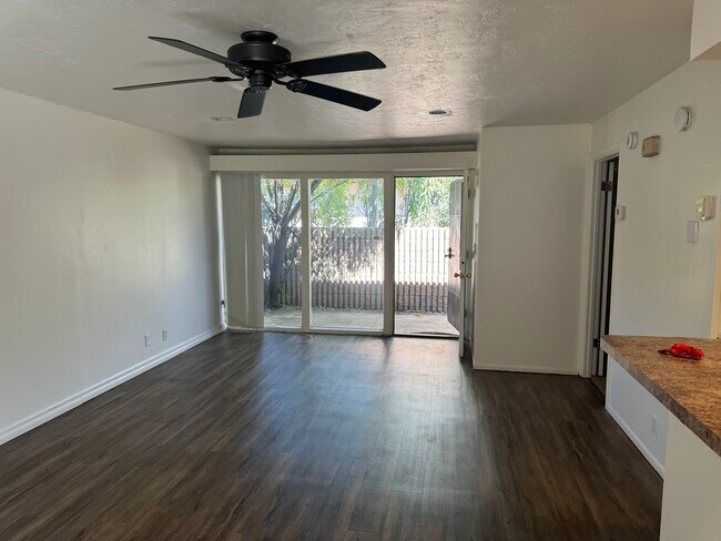 Sala de estar con vista a un patio privado. - 2001-2009 E 7th street