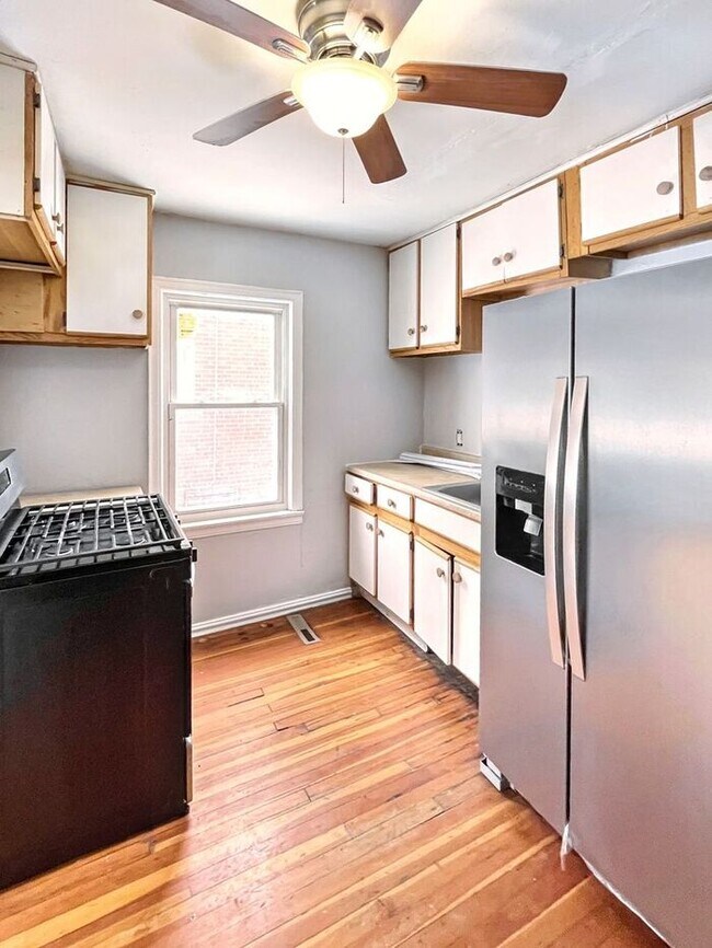Building Photo - Charming 3-Bedroom Home in a Desirable Det...