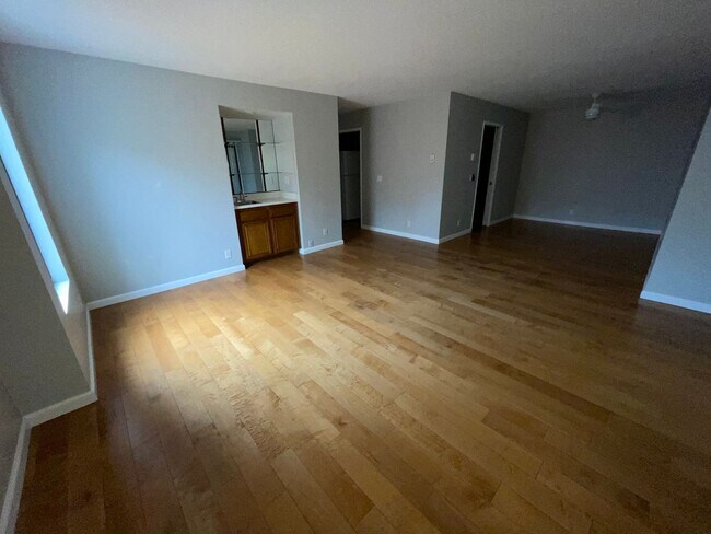 Foto del edificio - $2750 LARGE 2 BEDROOM CONDO NEAR 4TH ST. W/ PARKING