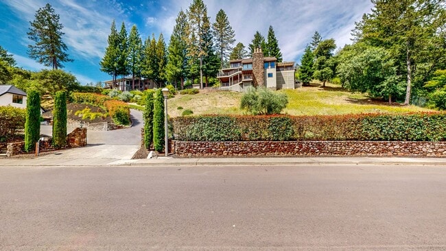 Building Photo - 1600 Sylvaner Ave