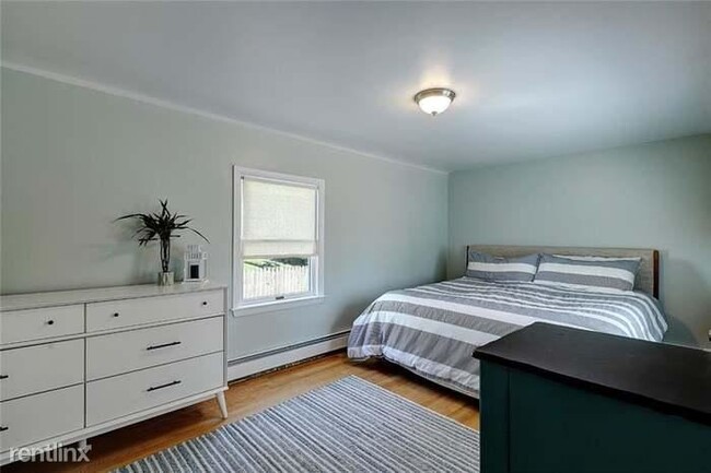 Building Photo - 3 br, 2 bath House - 120 Peck Ave Classic