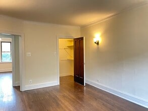 Building Photo - 1725 W Thorndale Ave