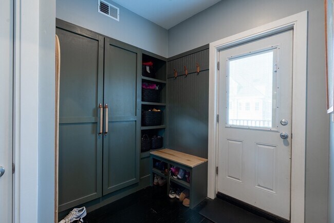 Building Photo - 16 Pasadena Rd