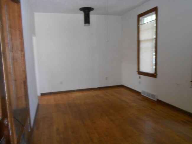 Building Photo - 537 Sycamore St