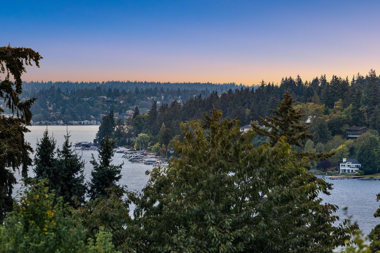 Foto principal - 745 17th Ave W