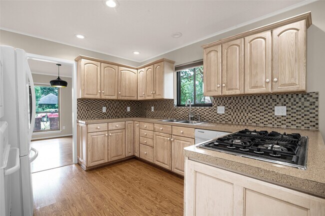 Foto del edificio - 319 Forest Lake Dr
