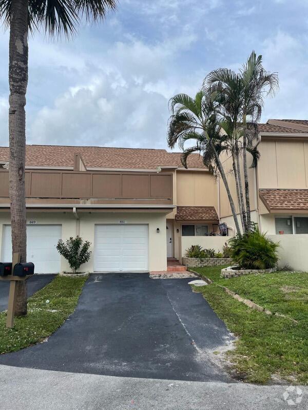 Longwood Village Apartments for Rent with a Yard Plantation, FL 1