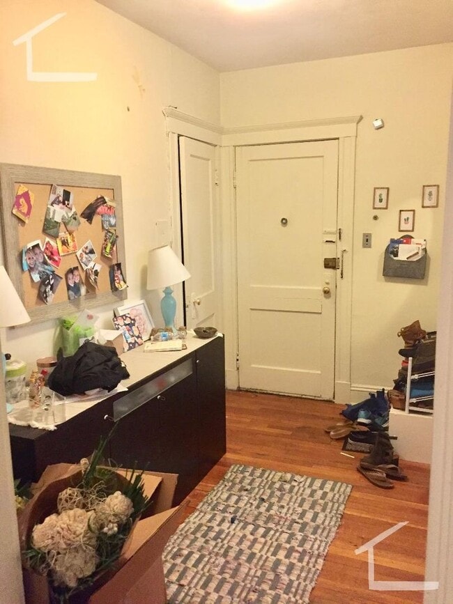 Building Photo - Large Unit in Brighton. Heat, Hot Water In...