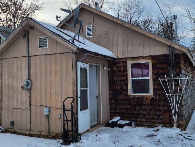 Building Photo - Charming 2-Bed Home
