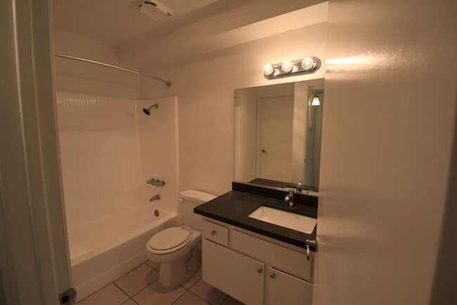 Foto del edificio - 6401 Riverton Ave