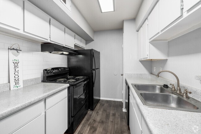 2BR, 2BA - 900SF - Kitchen - Woodland Trails Apartments