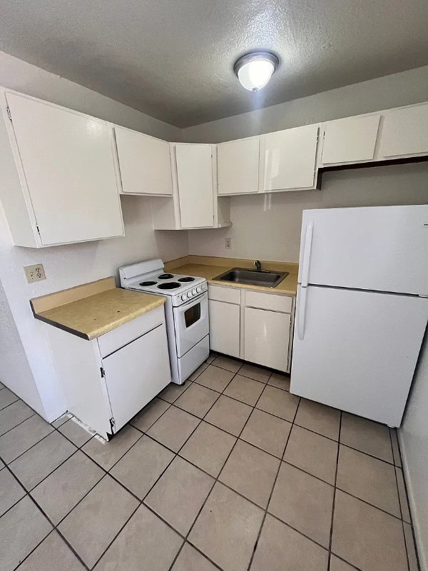 Building Photo - 3052 N Alvernon Way
