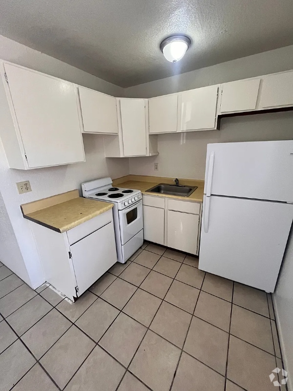 Building Photo - 3052 N Alvernon Way