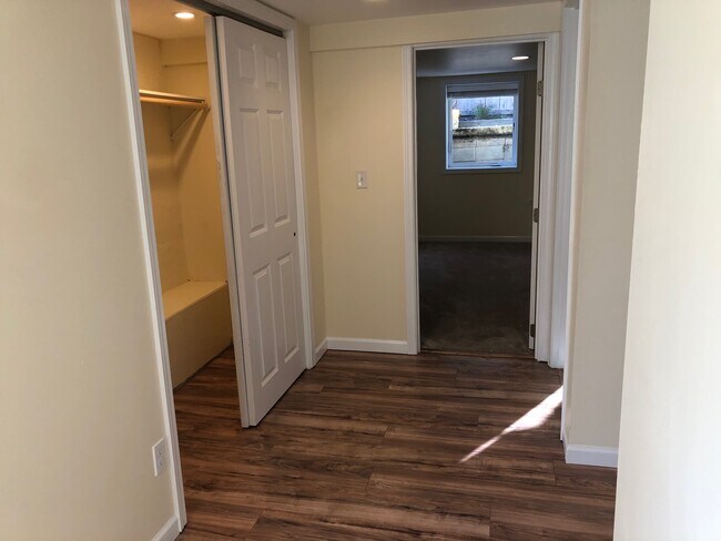 Espacio de almacenamiento adicional en la entrada. - 5409 Beacon Avenue South