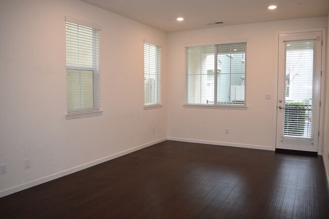 Building Photo - 2073 Mannington Pl