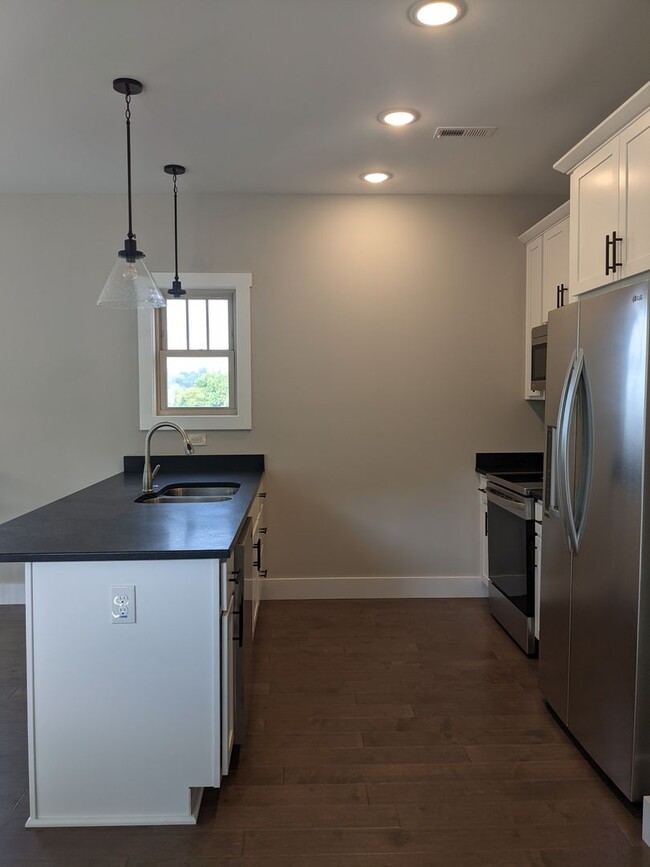 Building Photo - Weaverville Rental!