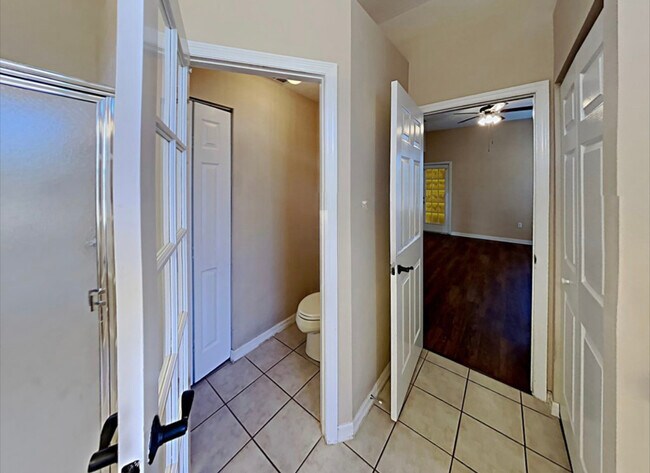 Building Photo - 12119 Roseland Dr